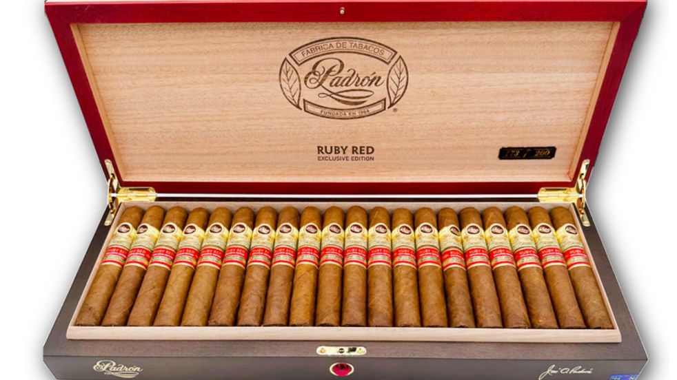 Imagen de Padrón Ruby Red Exclusive Edition: Celebrando 40 Años de Excelencia con Two Guys Smoke Shop